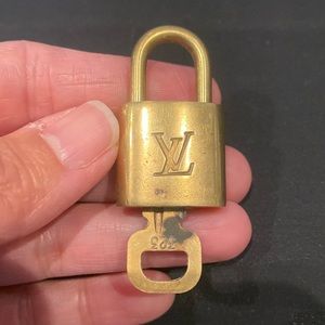 #323 Louis Vuitton LV Padlock with key set